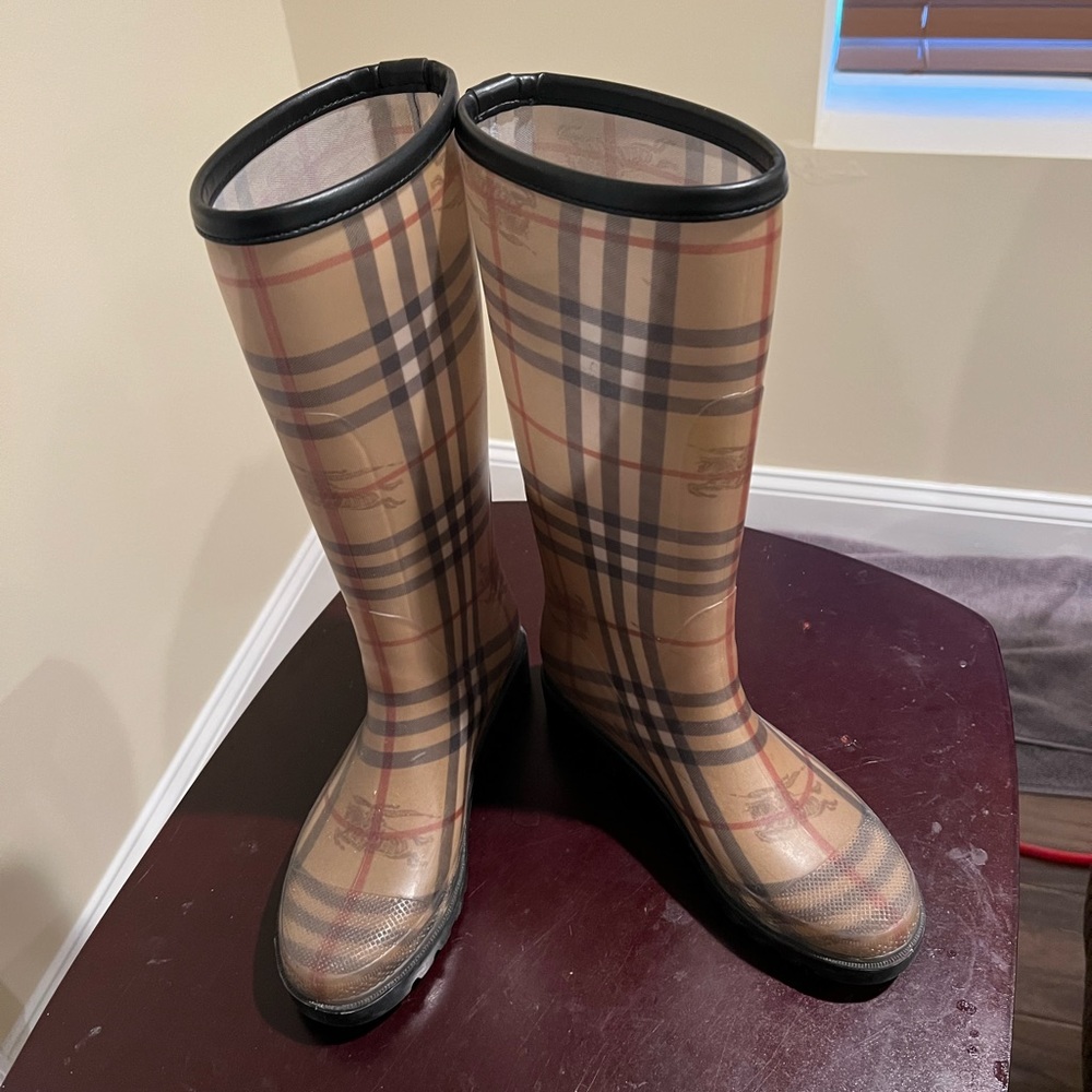 Burberry rubber boots authentic sz 6.5
